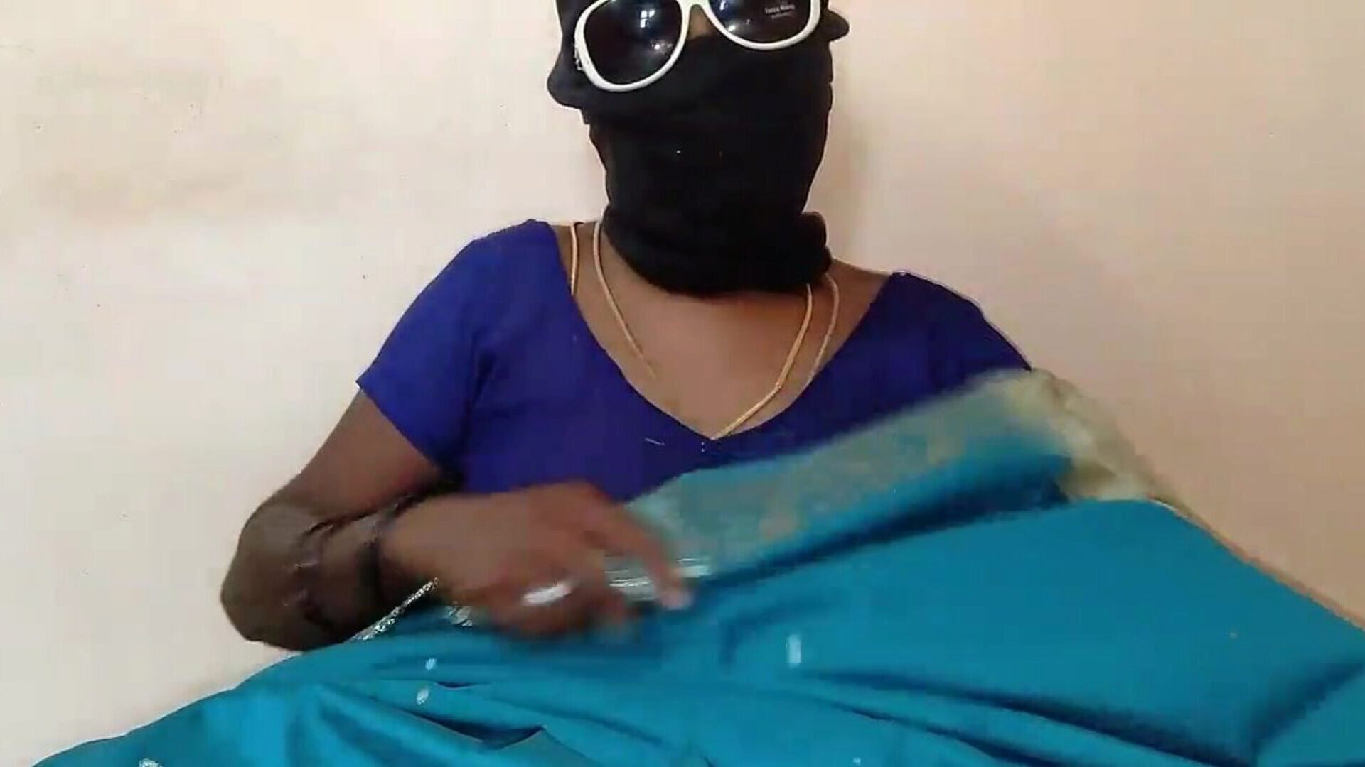 बड़ी चूच वाली दीपी का हस्तमैथुन